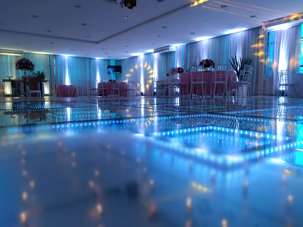 Pista de LED e salão da Blue Moon